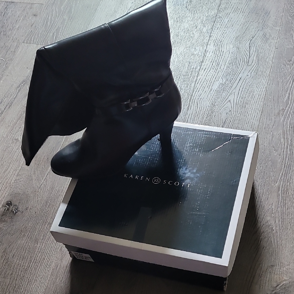 Karen Scott Black Heeled Boots with Sleek Design